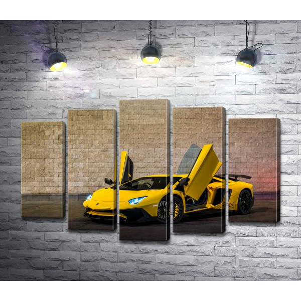 Желтый автомобиль Lamborghini Aventador