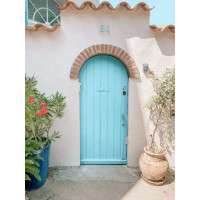 Блакитні дерев'яні двері будинку з черепичним дахом