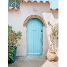 Блакитні дерев'яні двері будинку з черепичним дахом