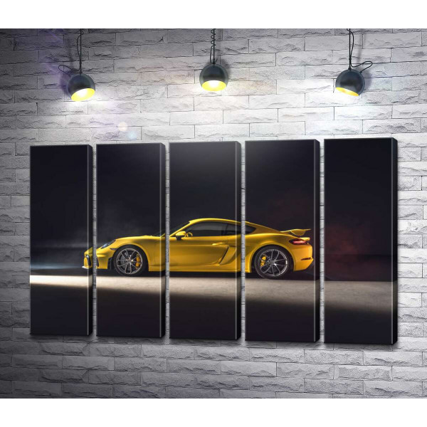 Золотой автомобиль Porsche 718 Cayman