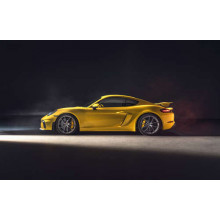 Золотий автомобіль Porsche 718 Cayman