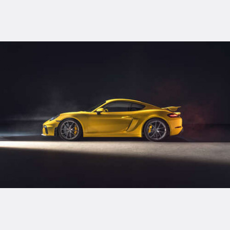 Золотий автомобіль Porsche 718 Cayman