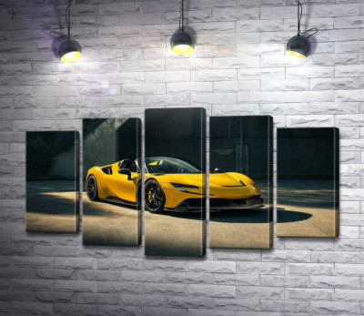 Золотий автомобіль Ferrari SF90 Spider
