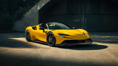 Золотий автомобіль Ferrari SF90 Spider