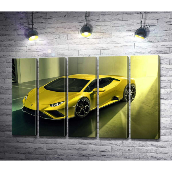 Золотой автомобиль Lamborghini Huracan