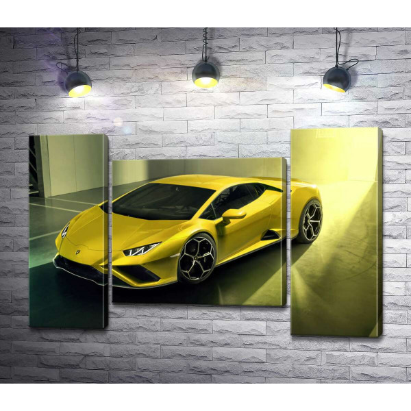 Золотой автомобиль Lamborghini Huracan