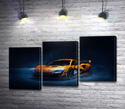 Золотий автомобіль McLaren Artura в серпанку