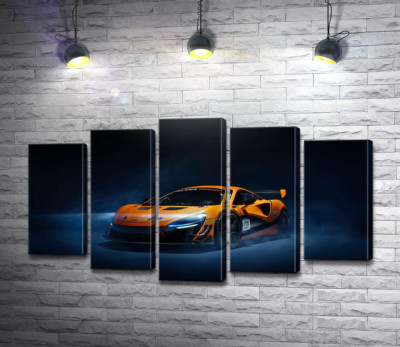 Золотой автомобиль McLaren Artura в дымке