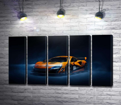 Золотой автомобиль McLaren Artura в дымке