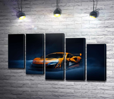 Золотий автомобіль McLaren Artura в серпанку