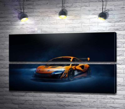 Золотий автомобіль McLaren Artura в серпанку
