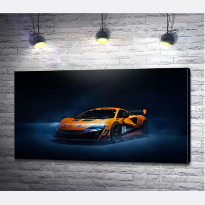 Золотой автомобиль McLaren Artura в дымке