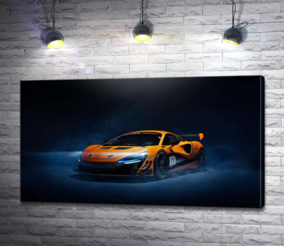 Золотий автомобіль McLaren Artura в серпанку