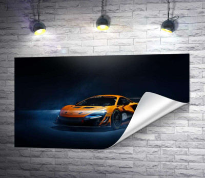 Золотий автомобіль McLaren Artura в серпанку
