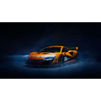 Золотой автомобиль McLaren Artura в дымке