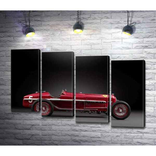 Винтажный красный автомобиль Alfa Romeo P3