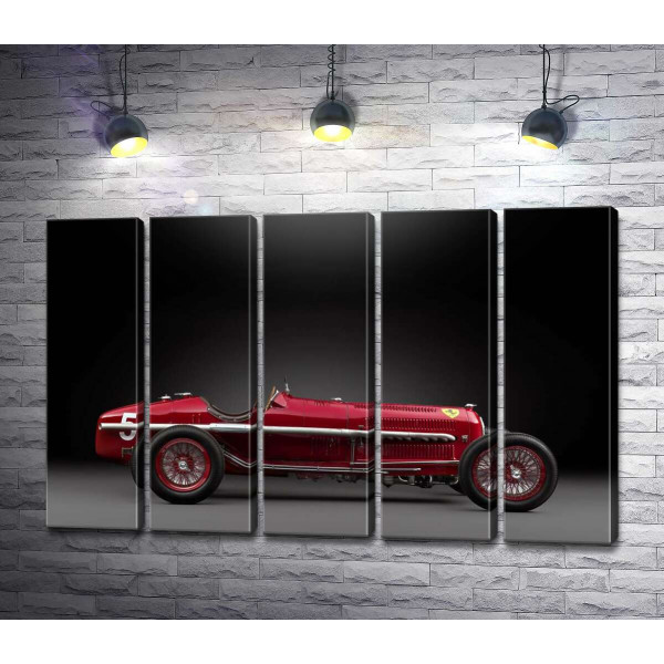 Вінтажний червоний автомобіль Alfa Romeo P3
