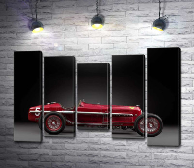Винтажный красный автомобиль Alfa Romeo P3