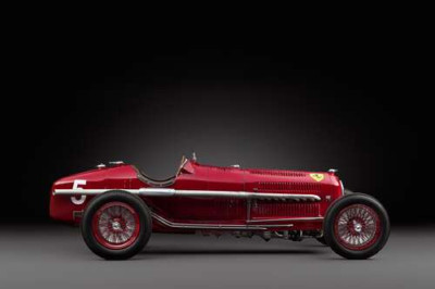 Винтажный красный автомобиль Alfa Romeo P3