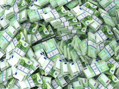 Пачки свіжовідпечатаних грошей