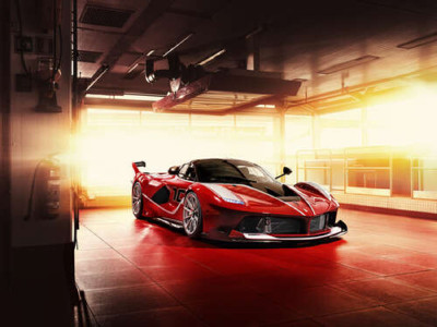 Червоний автомобіль Ferrari FXX-K в ангарі