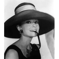 Усміхнена Одрі Хепберн у капелюшку