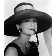 Усміхнена Одрі Хепберн у капелюшку