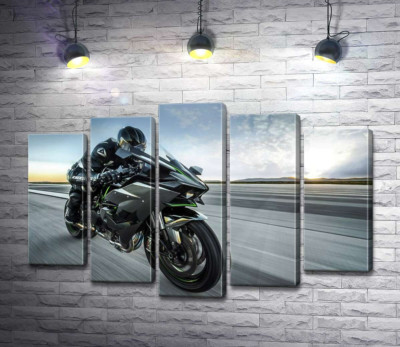 Модульная картина "Гонщик мчит на черном мотоцикле Kawasaki Ninja"