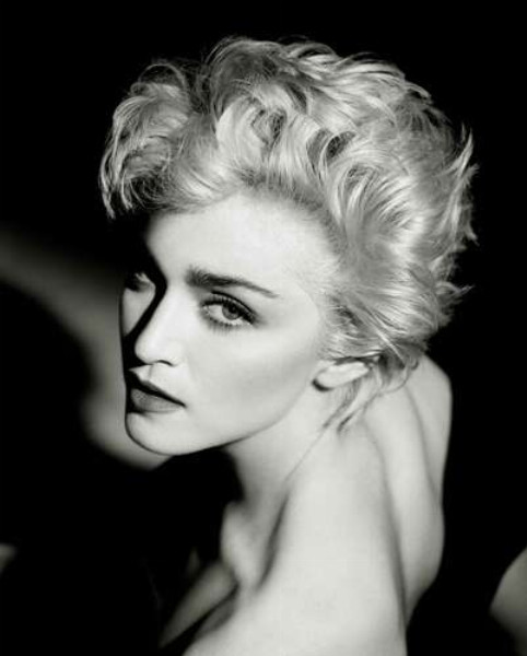 Чарующая Мадонна на черно-белой фотографии
