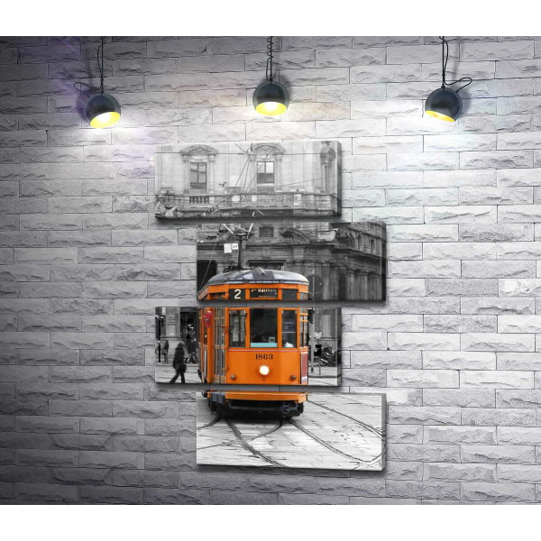 Оранжевый трамвай на старинной улице
