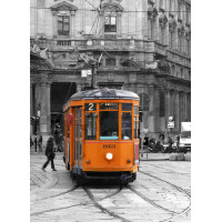 Оранжевый трамвай на старинной улице