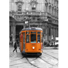 Помаранчевий трамвай на старовинній вулиці