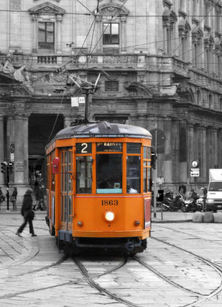 Помаранчевий трамвай на старовинній вулиці