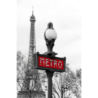 Табличка "Метро" на фоне Эйфелевой башни