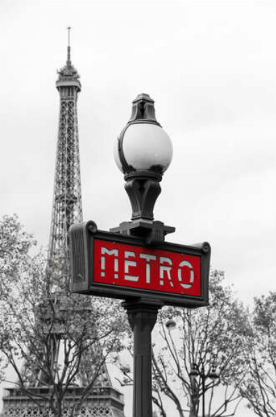 Табличка "Метро" на фоне Эйфелевой башни