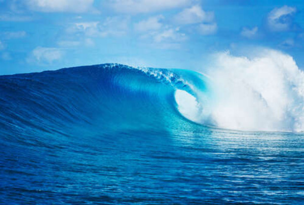 Прозора блакитна хвиля океану