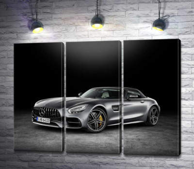 Серебристый автомобиль Mercedes-Benz GT