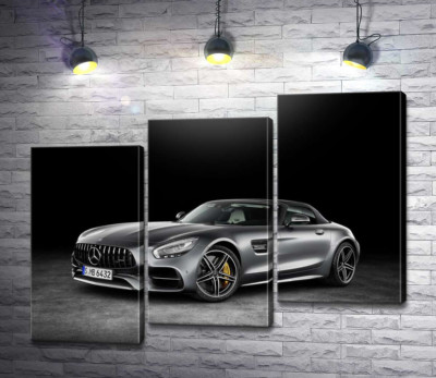Серебристый автомобиль Mercedes-Benz GT