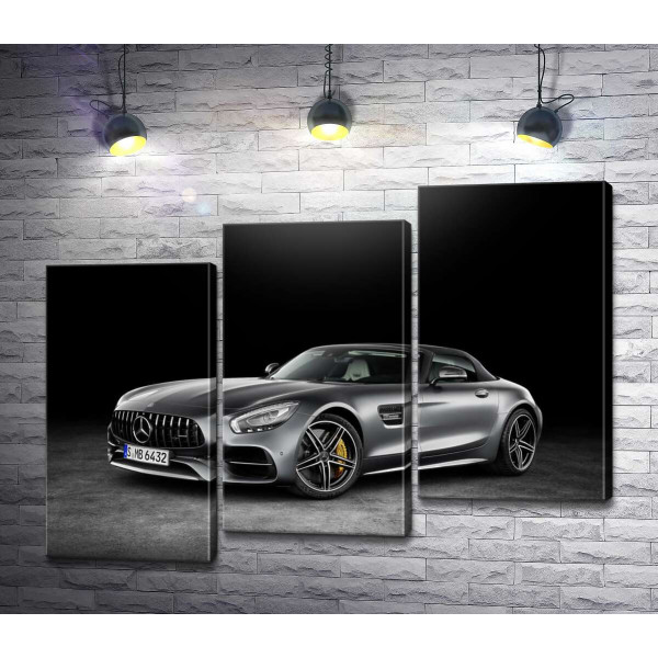 Сріблястий автомобіль Mercedes-Benz GT