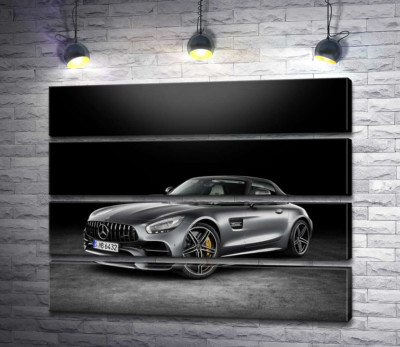 Серебристый автомобиль Mercedes-Benz GT