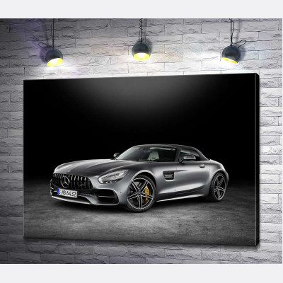 Сріблястий автомобіль Mercedes-Benz GT