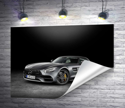 Сріблястий автомобіль Mercedes-Benz GT