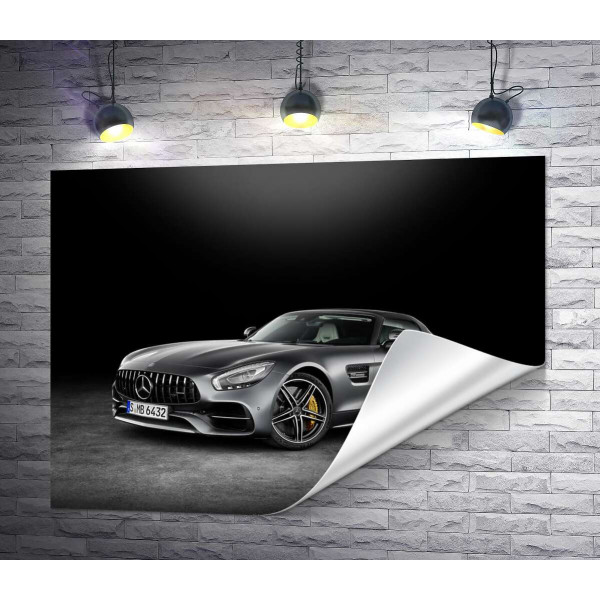 Серебристый автомобиль Mercedes-Benz GT