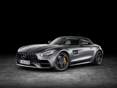 Сріблястий автомобіль Mercedes-Benz GT