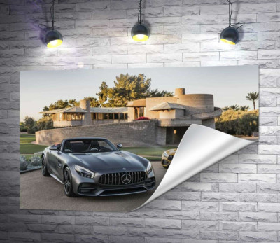 Люксовые автомобили Mercedes-Benz AMG GT на заднем дворе виллы