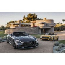 Люксовые автомобили Mercedes-Benz AMG GT на заднем дворе виллы