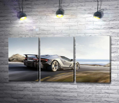 Сріблястий автомобіль Lamborghini Centenario мчить по дорозі