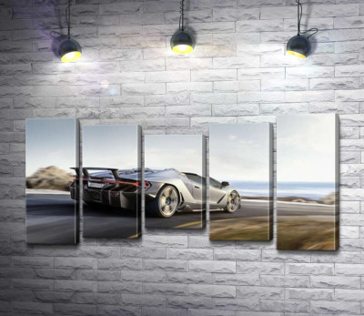 Сріблястий автомобіль Lamborghini Centenario мчить по дорозі
