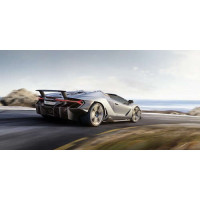 Серебристый автомобиль Lamborghini Centenario мчит по дороге