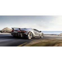 Сріблястий автомобіль Lamborghini Centenario мчить по дорозі